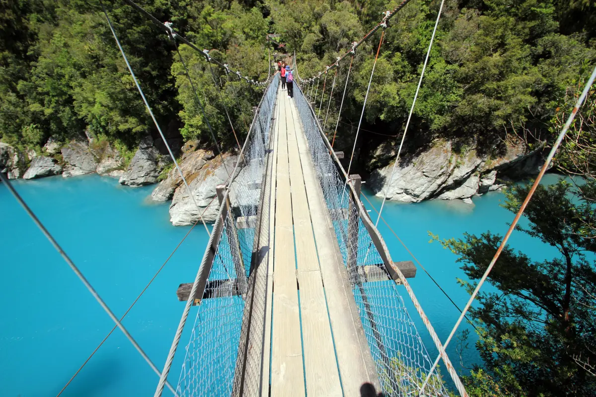 Türkises Wasser unter der Hängebrücke der Hokitika Gorge