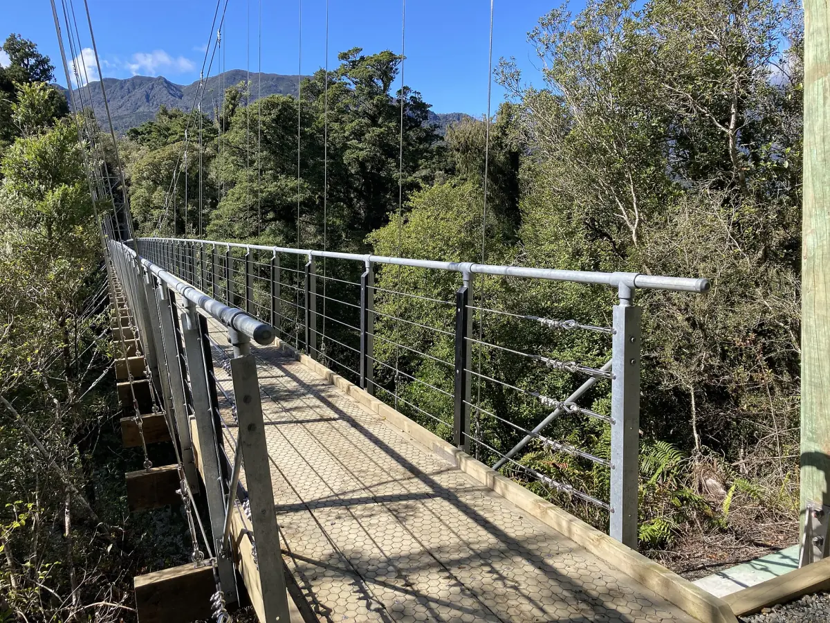 Eine Fußgängerbrücke am Weg der Hokitika Gorge