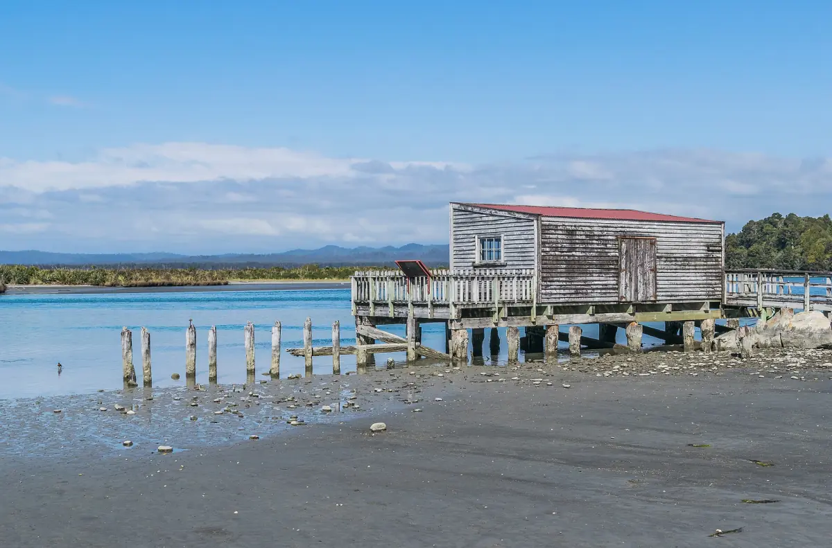 Der alte Bootsschuppen an der Okarito-Lagune
