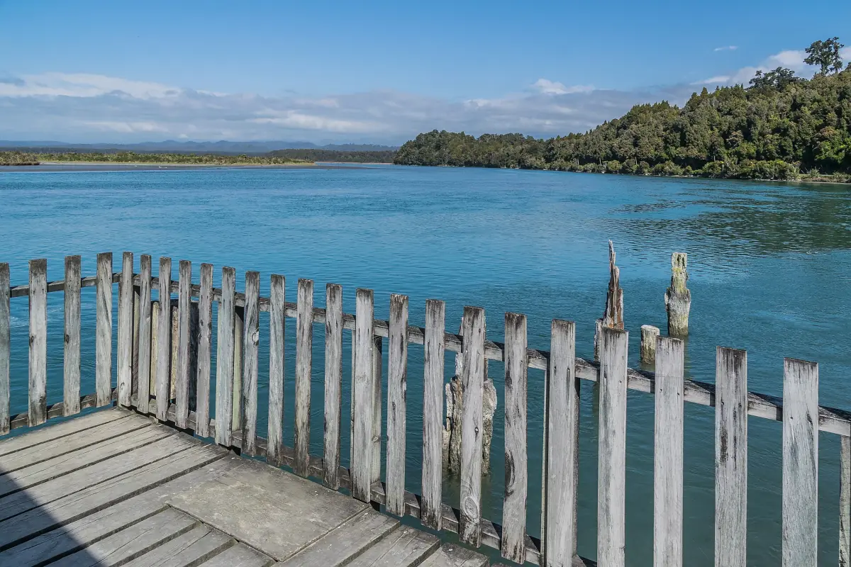 Der Steg und das ruhige Wasser der Okarito-Lagune
