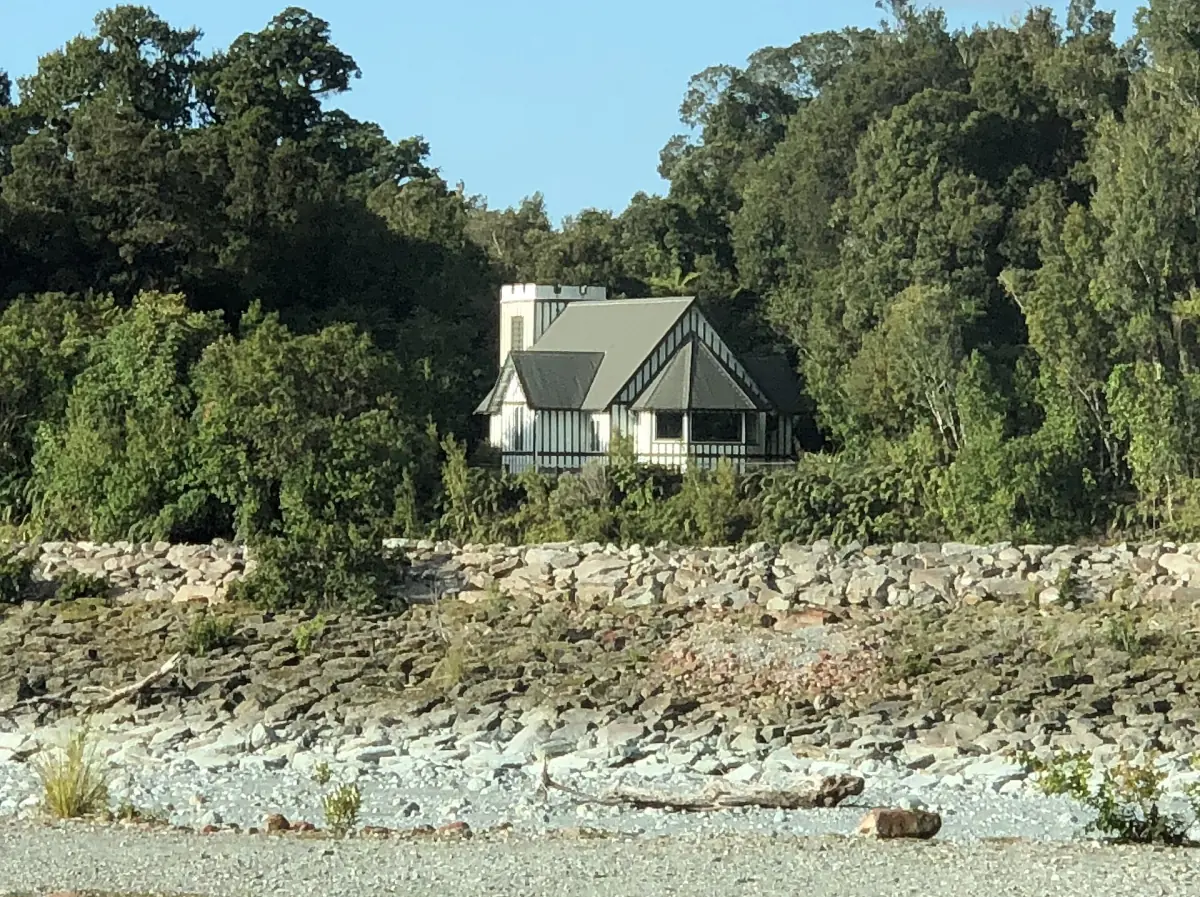 Die St.-James-Kirche in Franz Josef vom Waiho River aus